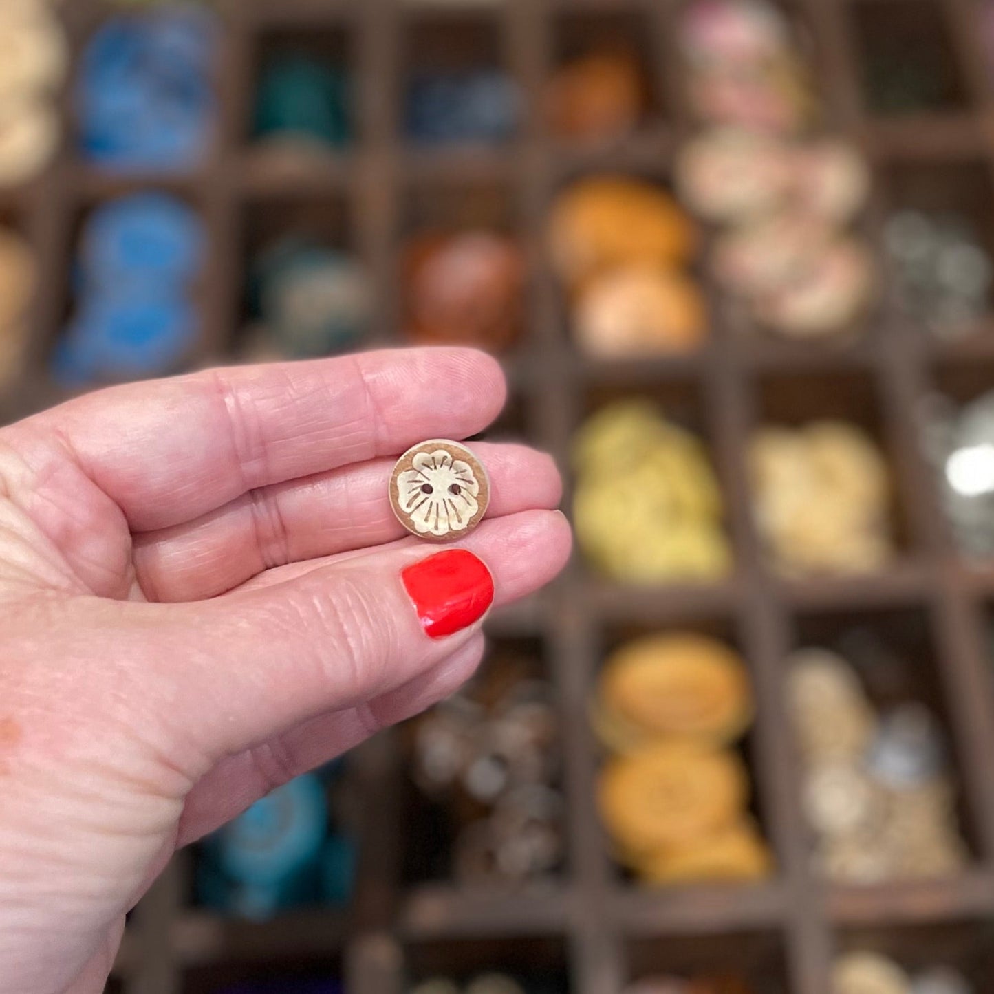 Button, Neutral Poppy Pear Wood, 15mm