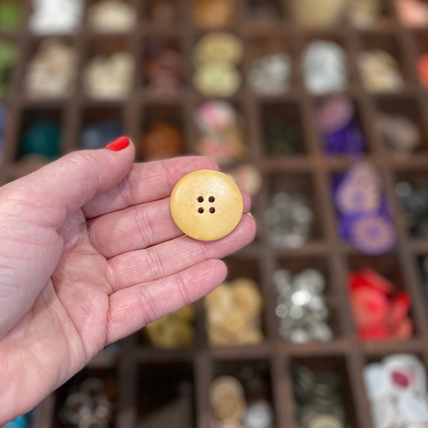 Button, Light Brown Circle Ridge Pear Wood, 30mm