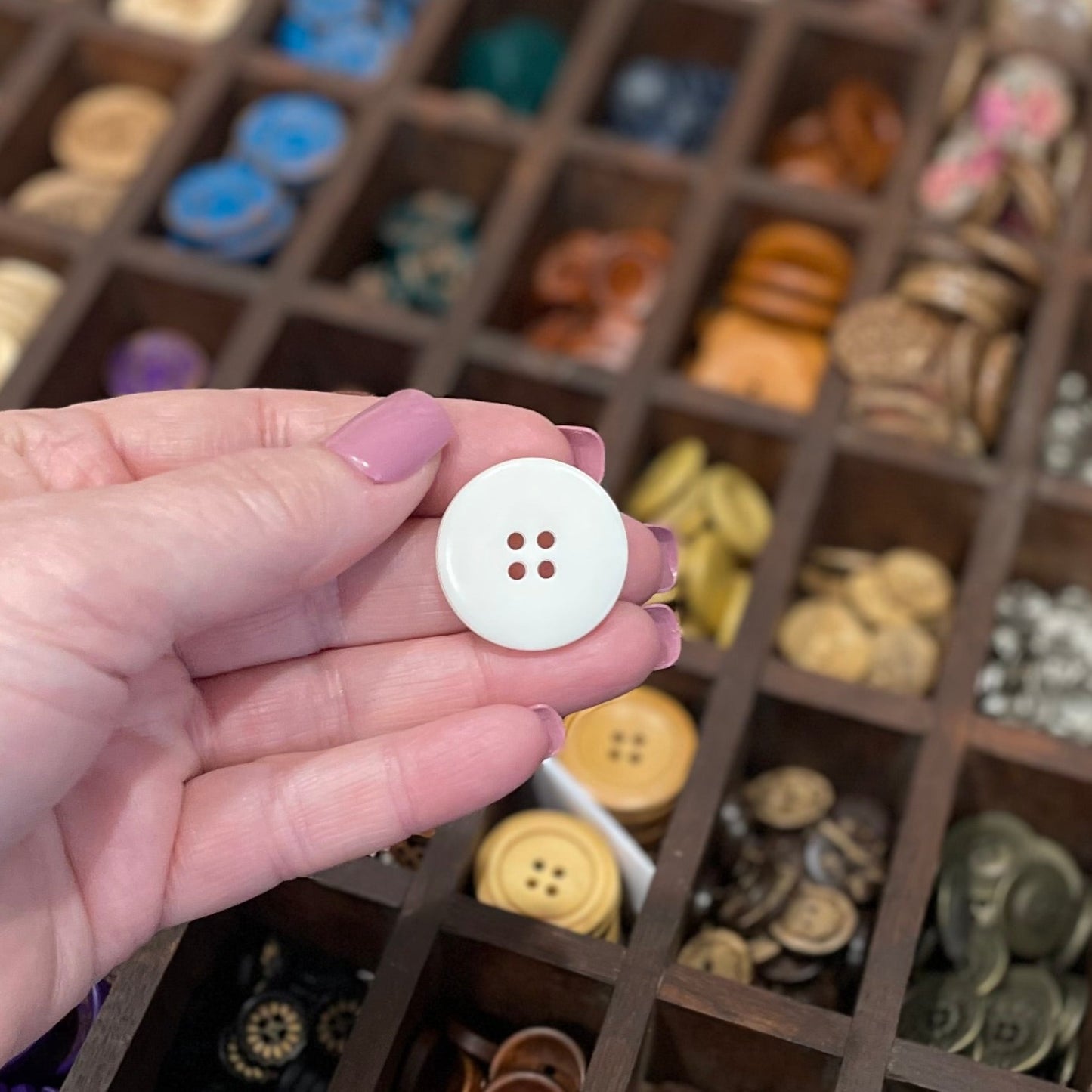 Button, Vintage Cream Shimmer Acrylic, 25mm