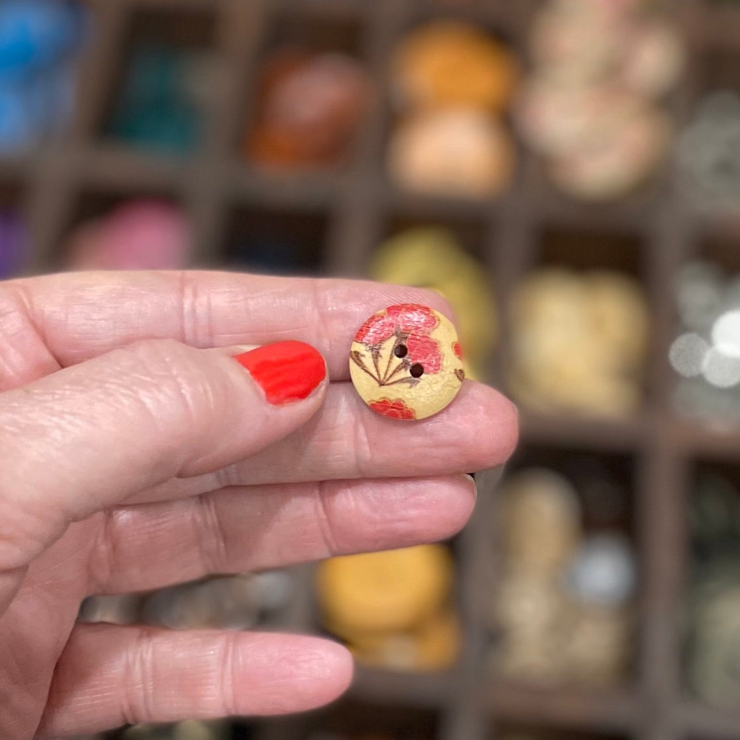Button, Red Flowers Pear Wood, 18mm