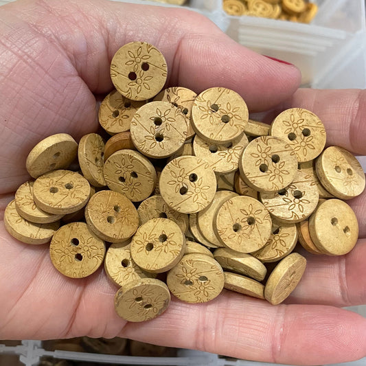 Button, Day Lily Pear Wood, 13mm