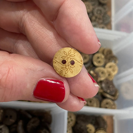 Button, Day Lily Pear Wood, 13mm
