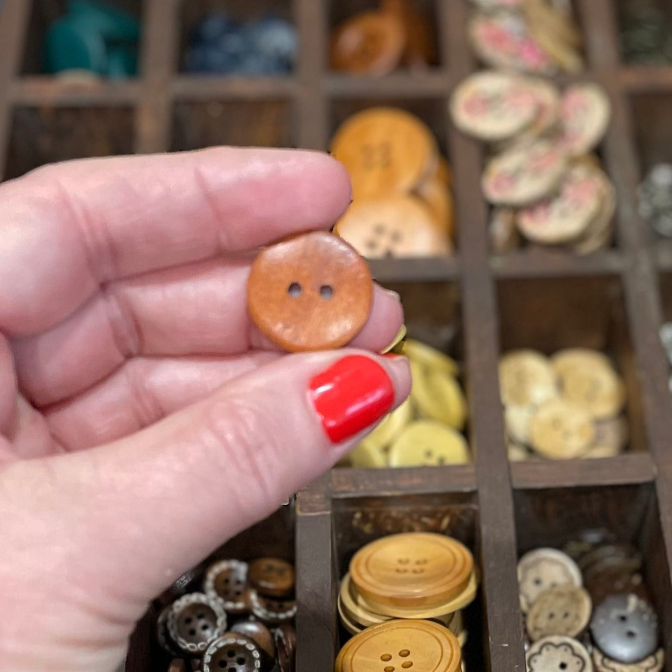 Button, Brown Stitches Pear Wood, 20mm