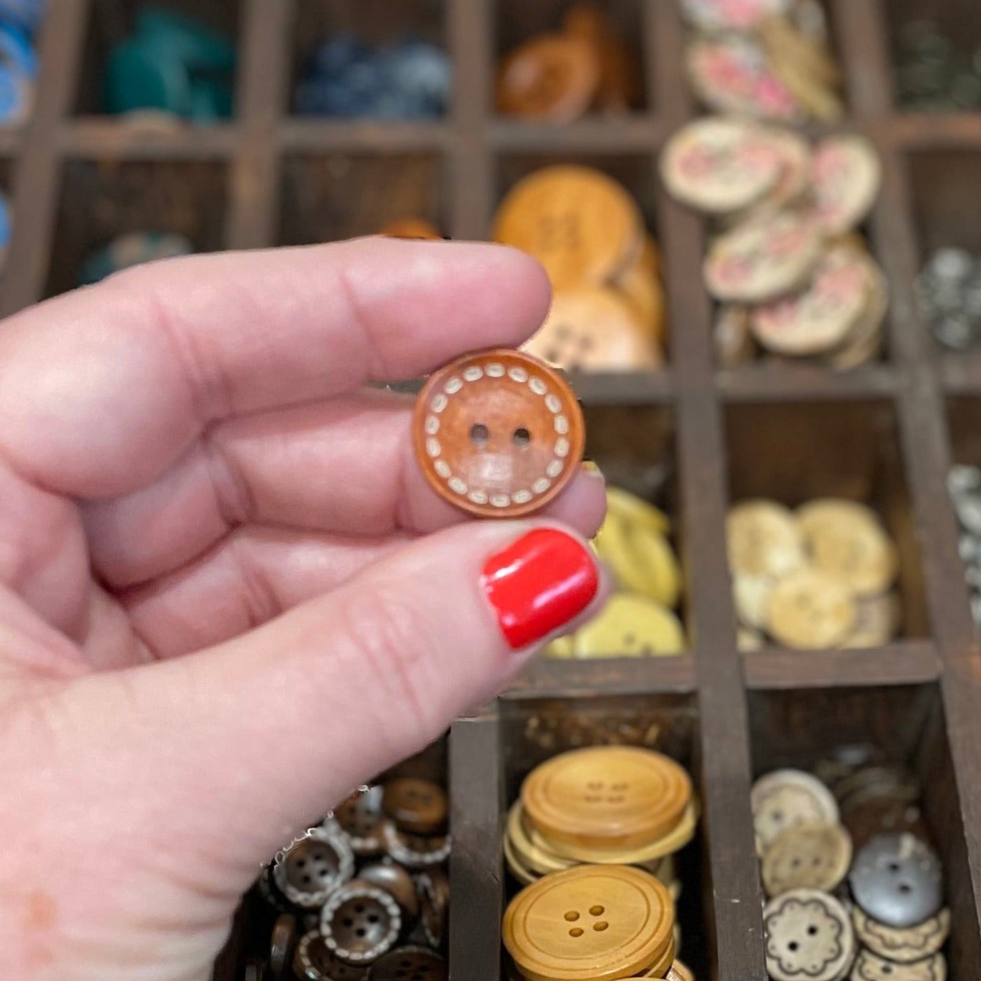 Button, Brown Stitches Pear Wood, 20mm