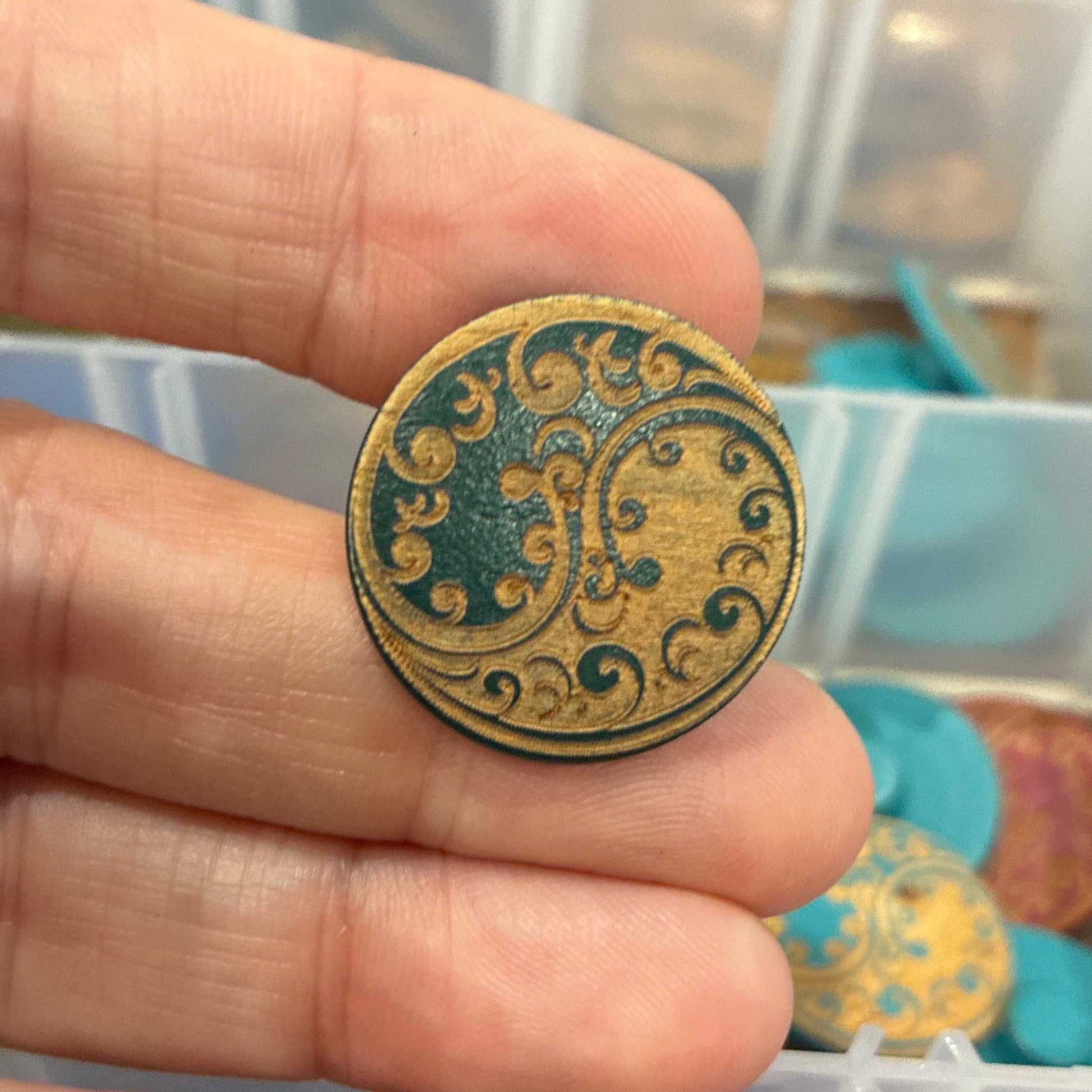Button, Dark Green Floral Ying Yang Pear Wood, 23mm Shanked