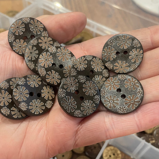 Button, Daisy Pear Wood, 25mm