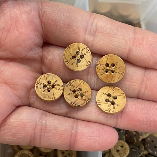 Button, Day Lily Pear Wood, 13mm